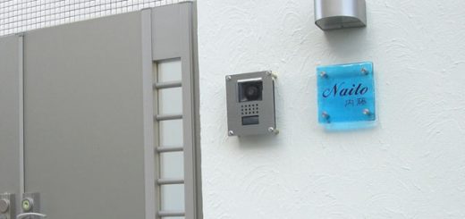 インターホンカバーとスカイブルーのガラス表札