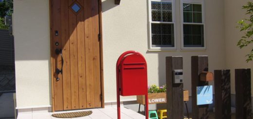 枕木風フェンスに水色のタイル表札