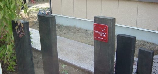 真っ赤なガラス表札