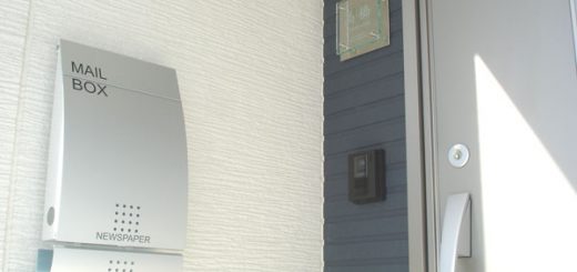 紺のサイディングにガラス表札MTG1717