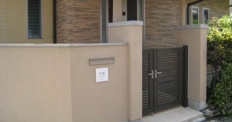 茶系門塀にタイル表札DSN-02