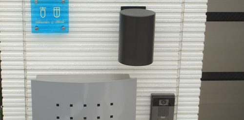 スカーブルーのガラス表札とポスト