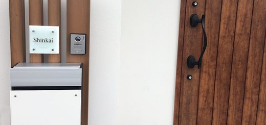 ガラス表札と木製ドア
