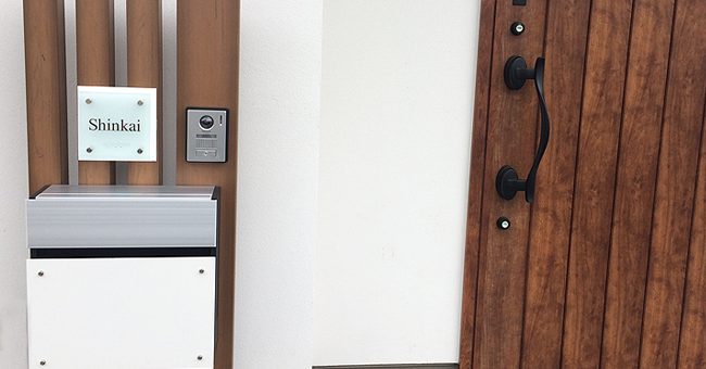 ガラス表札と木製ドア